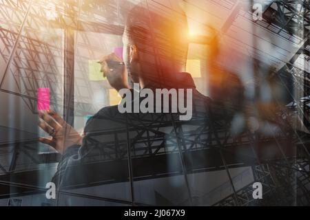 Geschäftsmann arbeiten als Teamwork und Partner mit Sticker zusammen Stockfoto