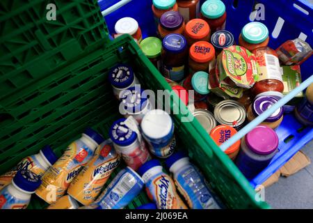 Aktenfoto vom 26/04/16 von Vorräten von Lebensmitteln in der Trussell Trust Brent Foodbank, Neasden, London, da jeder dritte (33 %) Bürger von Universal Credit im letzten Monat mehr als einen Tag hatte, an dem sie überhaupt nicht aßen oder nur eine Mahlzeit hatten, sagte der Trussell Trust. Stockfoto