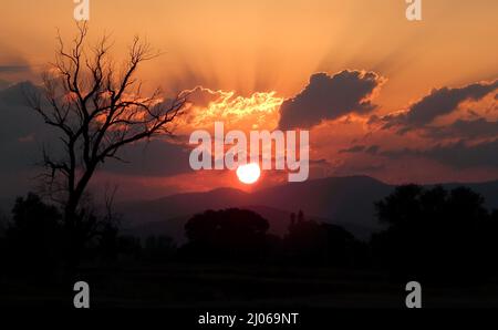 Sonnenuntergang hinter den Wolken Stockfoto