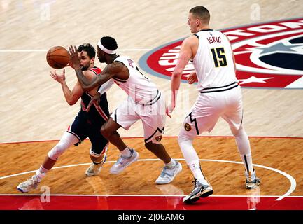 Washington, USA. 16. März 2022. WASHINGTON, DC - 06. MÄRZ: Denver Nuggets Forward will Barton (5) verteidigt gegen Washington Wizards Guard Raul Neto (19) während eines NBA-Spiels zwischen den Washington Wizards und den Denver Nuggets am 16. März 2022 in der Capital One Arena in Washington, DC. (Foto von Tony Quinn/SipaUSA) Quelle: SIPA USA/Alamy Live News Stockfoto