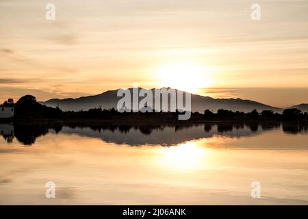 Le mont Canigou en fin de journée sur l'étang de Salses ou Leucate Stockfoto