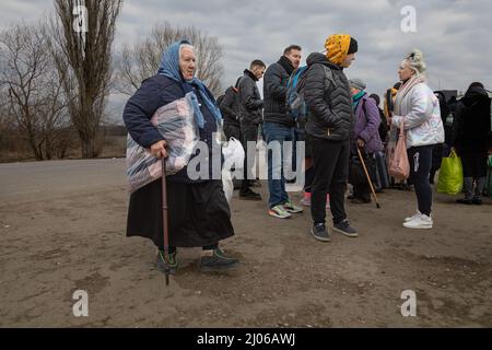 Palanca, Ukraine. 14. März 2022. Hunderte von Ukrainern flohen aus ihrer Heimat und überquert am 14. März 2022 die Grenze nach Moldawien in der Stadt Palanca. Fast drei Millionen Menschen sind aus der Ukraine in Nachbarländer geflohen, seit Russland am 24. Februar eine großangelegte Invasion des Landes eingeleitet hat. (Foto: Michael Nigro/Pacific Press) Quelle: Pacific Press Media Production Corp./Alamy Live News Stockfoto