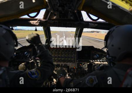 Eine US Air Force B-52H Stratofortress, die dem Expeditionary Bomb Squadron 69., RAF Fairford, England, zugewiesen wurde, hebt von RAF Fairford zu einer vorgeplanten Bomber Task Force Europe Mission nach Norwegen ab, 14. März 2022. Strategische Bombermissionen verbessern die Bereitschaft und das erforderliche Training, um auf potenzielle Krisen oder Herausforderungen auf der ganzen Welt zu reagieren. (USA Air Force Foto von Tech. Sgt. Corban Lundborg) Stockfoto