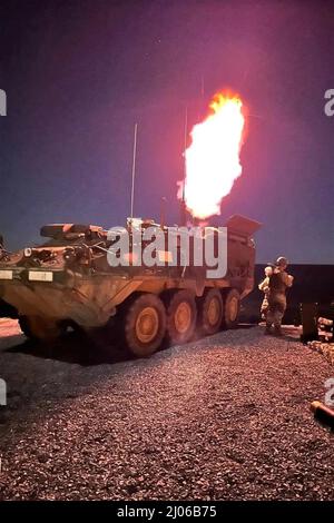 Soldaten des Bataillons 1. der Pennsylvania National Guard, 111. Infantry Regiment, 56. Stryker Brigade Combat Team feuern am 14. März 2022 während des Trainings auf der Joint Base McGuire-Dix-Lakehurst, N.J., einen Mörser von einem Stryker-Mörserträger ab. (USA Foto der Armee-Nationalgarde von Sgt. David Kelly, Klasse 1.) Stockfoto