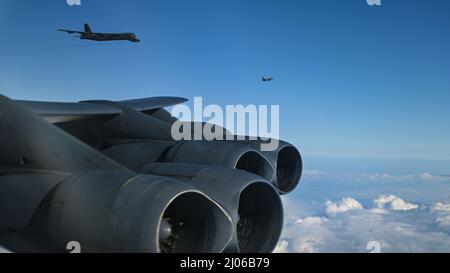 Zwei der Expeditionary Bomb Squadron 69., RAF Fairford, England, zugewiesene Stratofortress der US Air Force B-52H, fliegen eine routinemäßige und geplante Integrationsmission mit einer Hellenic Air Force F-16 Fighting Falcon während der Bomber Task Force Europe am 7. März 2022, einer langjährigen Abschreckungsmission. Die USA sind die einzige alliierte Nation, die strategische Bomberfähigkeiten unterhält und ihre globale Reichweite im Namen von Alliierten und Partnern auf der ganzen Welt ausübt – jederzeit und überall. (USA Air Force Foto von Tech. Sgt. Corban Lundborg) Stockfoto