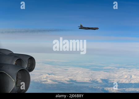 Zwei US Air Force B-52H Stratofortress’, die dem Expeditionary Bomb Squadron 69., RAF Fairford, England, zugewiesen wurden, fliegen während der Bomber Task Force Europe am 14. März 2022 eine vorgeplante Integrationsmission in der Übung Cold Response ’22 über Norwegen. Übung Cold Response '22 ist eine alle zwei Jahre stattfindende norwegische nationale Bereitschafts- und Verteidigungsübung, die in ganz Norwegen unter Beteiligung jedes seiner Militärdienste sowie von 26 zusätzlichen mit der Nordatlantischen Vertragsorganisation verbündeten Nationen und regionalen Partnern stattfindet. (USA Luftwaffe Foto von TSgt. Corban Lundborg) Stockfoto