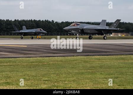 Zwei US Air Force F-35A Lightning IIS, die dem Kampfgeschwader 495. zugewiesen wurden, bereiten sich auf den Start bei der Royal Air Force Lakenheath, England, am 9. März 2022 vor. Die F-35 ist die neueste Generation der Luftwaffe und RAF Lakenheath ist die erste Basis der US-Luftwaffe in Europa, die das Flugzeug betreibt. (USA Foto der Luftwaffe von Staff Sgt. Dhruv Gopinath) Stockfoto