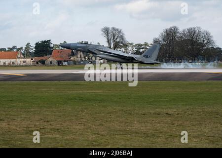 Ein dem Jagdgeschwader 493. zugeordneter Adler der US Air Force F-15C landet, nachdem er Routineflugoperationen bei der Royal Air Force Lakenheath, England, am 9. März 2022 durchgeführt hatte. Regelmäßige Schulungen sorgen dafür, dass der 48.-Kampfflügel bereit ist, Kampfluftkraft an das europäische Theater zu liefern und das transatlantische NATO-Bündnis zu verteidigen. (USA Foto der Luftwaffe von Staff Sgt. Dhruv Gopinath) Stockfoto