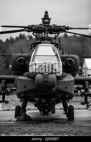 Eine US Army AH-64 Apache, die 12. Combat Aviation Brigade zugewiesen wurde, bereitet sich auf den Start während des Combined Resolve XVI, 07. Dezember 2021, in Hohenfels, Deutschland, vor. Die Übung soll die Bereitschaft des Kampfteams der 1. Panzerbrigade und der 1. Infanterie-Division bewerten und beurteilen, aber auch Gelegenheiten für Spezialeinsatzkräfte aus der Ukraine und den USA zusammen mit der litauischen KASP (Nationale Freiwillige Verteidigungskräfte) schaffen, unkonventionelle Kampfkünste zu verbessern. (USA Armeefoto von PFC. Kirsti Brooksby) Stockfoto