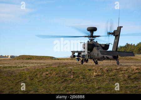 Eine US Army AH-64 Apache, die 12. Combat Aviation Brigade zugewiesen wurde, bereitet sich auf den Start während des Combined Resolve XVI, 06. Dezember 2021, in Hohenfels, Deutschland, vor. Die Übung soll die Bereitschaft des Kampfteams der 1. Panzerbrigade und der 1. Infanterie-Division bewerten und beurteilen, aber auch Gelegenheiten für Spezialeinsatzkräfte aus der Ukraine und den USA zusammen mit der litauischen KASP (Nationale Freiwillige Verteidigungskräfte) schaffen, unkonventionelle Kampfkünste zu verbessern. (USA Armeefoto von PFC. Kirsti Brooksby) Stockfoto