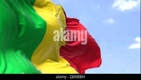 Detail der Nationalflagge Malis, die an einem klaren Tag im Wind winkt. Mali ist ein Binnenland in Westafrika. Selektiver Fokus. Stockfoto