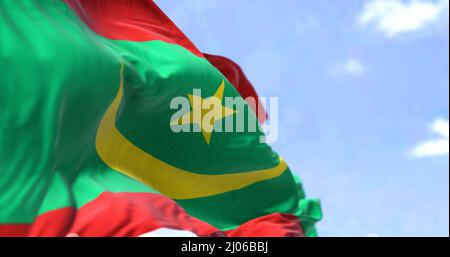 Detail der Nationalflagge Mauretaniens, die an einem klaren Tag im Wind winkt. Mauretanien ist ein souveräner Staat im Nordwesten Afrikas. Selektiver Fokus. Stockfoto