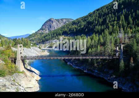 Die Brilliant Suspension Bridge ist eine Hängebrücke über den Kootenay River in der Nähe von Castlegar, British Columbia. Die Brücke wurde zum nationalen Hi erklärt Stockfoto