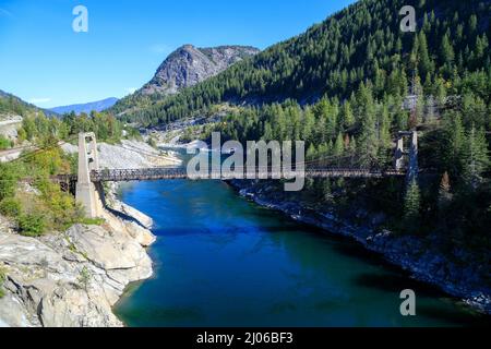 Die Brilliant Suspension Bridge ist eine Hängebrücke über den Kootenay River in der Nähe von Castlegar, British Columbia. Die Brücke wurde zum nationalen Hi erklärt Stockfoto