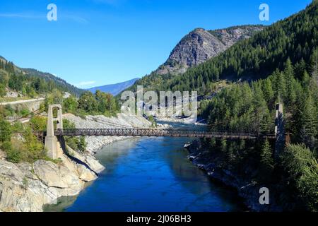 Die Brilliant Suspension Bridge ist eine Hängebrücke über den Kootenay River in der Nähe von Castlegar, British Columbia. Die Brücke wurde zum nationalen Hi erklärt Stockfoto
