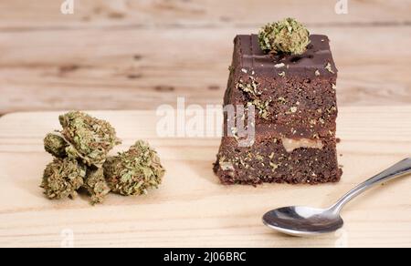 Marihuanaöl in Tropfenspender-Flasche in Handschuhen, weißer Hintergrund Stockfoto