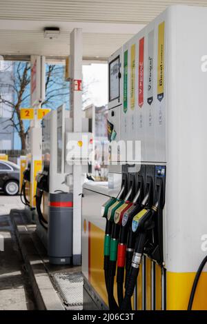 München, Deutschland. 16. März 2022. Eine Tankstelle in München zeigt den aktuellen Kraftstoffpreis am 16. März 2022 an. Trotz Deutschlands Zögern, die Kraftstoffversorgung aus Russland aufgrund ihrer Invasion in der Ukraine zu kürzen, fühlen sich die Fahrer immer noch belastet. Seit Beginn der Invasion sind die Dieselpreise um rund 66 Cent pro Liter gestiegen, während ein Liter von E10 um rund 45 Cent gestiegen ist. Deutschland erhält etwa 40 % seines Erdgases und 35 % seines Rohöls aus Russland. (Foto: Alexander Pohl/Sipa USA) Quelle: SIPA USA/Alamy Live News Stockfoto