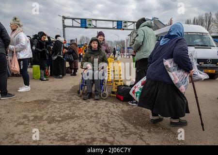 Palanca, Ukraine. 14. März 2022. Hunderte von Ukrainern flohen aus ihrer Heimat und überquert am 14. März 2022 die Grenze nach Moldawien in der Stadt Palanca. Fast drei Millionen Menschen sind aus der Ukraine in Nachbarländer geflohen, seit Russland am 24. Februar eine großangelegte Invasion des Landes eingeleitet hat. (Bild: © Michaal Nigro/Pacific Press via ZUMA Press Wire) Stockfoto