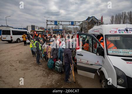 Palanca, Ukraine. 14. März 2022. Hunderte von Ukrainern flohen aus ihrer Heimat und überquert am 14. März 2022 die Grenze nach Moldawien in der Stadt Palanca. Fast drei Millionen Menschen sind aus der Ukraine in Nachbarländer geflohen, seit Russland am 24. Februar eine großangelegte Invasion des Landes eingeleitet hat. (Bild: © Michaal Nigro/Pacific Press via ZUMA Press Wire) Stockfoto