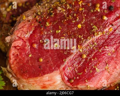 Makroaufnahme. Saftiges Steak mit Salz und Gewürzen bestreut. Das Konzept besteht darin, Steaks aus Rind, Kalb und Schweinefleisch zu kochen. Bio-Lebensmittel, Proteine. Restaurant, Hotel Stockfoto