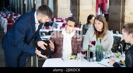 Unzufriedene Menschen Unmut zum Ausdruck bringen Essen und schlechter Service, Restaurant Manager Stockfoto