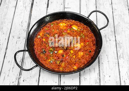 Fideuá ist ein Gericht aus Gandía, das ähnlich wie Paella zubereitet wird. Seine Hauptzutaten sind: Dünne oder dicke Nudeln, Whitebait brot Stockfoto