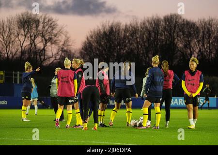 Liverpool, Großbritannien. 16. März 2022. Chelsea-Spieler wärmen sich während des Barclays FA Womens Super League-Spiels zwischen Everton und Chelsea im Walton Hall Park in Liverpool, England auf Natalie Mincher/SPP Credit: SPP Sport Press Foto. /Alamy Live News Stockfoto