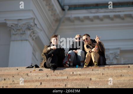 Helsinki, Finnland. 16. März 2022. Die Menschen sonnen sich an den Stufen der Kathedrale von Helsinki in Helsinki, Finnland, 16. März 2022. Quelle: Matti Matikainen/Xinhua/Alamy Live News Stockfoto