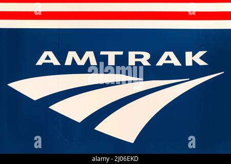 Rensselaer, NY / USA - 29. Februar 2016: Amtrak-Zuglogo auf der Lake Shore Limited, als es Passagiere am Bahnhof Albany-Rensselaer erwartete Stockfoto