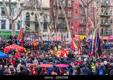 New York, NY /USA - 8. Februar 2016: New York City läutete mit der traditionellen Feuerwerkskeremonie das Jahr des Affen im Sara D. Roosevelt Park ein Stockfoto