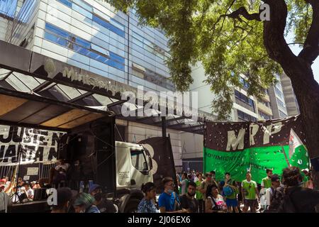 Ciudad De Buenos Aires, Argentinien. 16. März 2022. Demonstranten der Piqueteros-Bewegung vor dem Ministerium für Arbeit der Nation. (Foto: Esteban Osorio/Pacific Press) Quelle: Pacific Press Media Production Corp./Alamy Live News Stockfoto