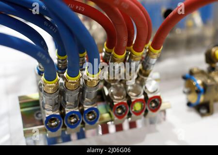 Verstärkte Gummiluftschläuche mit pneumatischen Fittings. Selektiver Fokus. Stockfoto