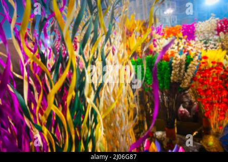 Verschwommenes Bild von Cane machte künstliche farbige Blumen und Pflanzen, Kunsthandwerk zum Verkauf in Handwerk Messe in Kalkutta- die größte Handwerksmesse in Stockfoto