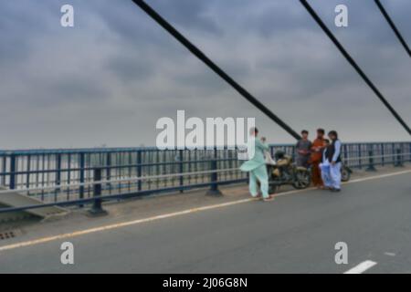 Verschwommenes Bild von Kalkutta, Westbengalen, Indien. Junge muslimische Männer fotografieren sich auf der Hoogly Bridge 2.. Stockfoto