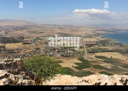 Der israelische Highway 90 erstreckt sich nordwärts durch die Stadt Migdal, Israel, entlang des Sees von Galilee, vom Gipfel des Berges Arbel aus gesehen. Stockfoto