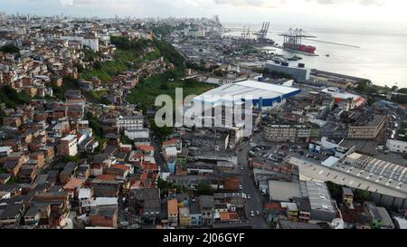 salvador, bahia, brasilien - 16. märz 2022: Luftaufnahme von Favelas in der Cidade Baixa und Suburban Region in der Stadt Salvador Stockfoto