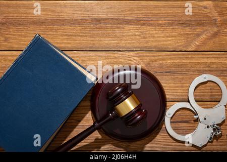 Draufsicht mit einem Buch und Handschellen Stockfoto