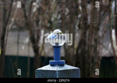 Alte Lampe im Garten in der Nähe des Hauses Stockfoto
