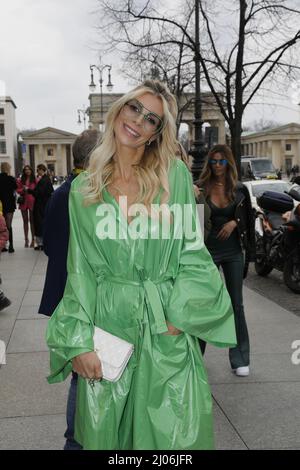 Annika Gassner bei der Anja Gockel Fashion Show 'Weltwand(t)' auf der Fashion Week Berlin Herbst/Winter 2022 im Hotel Adlon Kempinski. Berlin, 15,03 Stockfoto