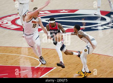 Washington, USA. 16. März 2022. WASHINGTON, DC - 06. MÄRZ 2022: Washington Wizards Wache Kentavious Caldwell-Pope (1) fährt zwischen Denver Nuggets Wache Monte Morris (11) und dem Zentrum Nikola Jokic (15) während eines NBA-Spiels zwischen den Washington Wizards und den Denver Nuggets am 16. März 2011 in der Capital One Arena in Washington, DC. (Foto von Tony Quinn/SipaUSA) Quelle: SIPA USA/Alamy Live News Stockfoto