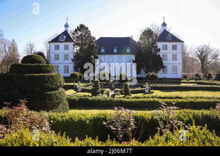 Panker, Deutschland. 11. März 2022. Das Herrenhaus mit seinen Gärten auf dem gut Panker Anwesen der Hessischen Hausstiftung. Um die Großgrundstücke in Schleswig-Holstein zu erhalten, sind starke Wirtschaftsunternehmen notwendig. Wo Land- und Forstwirtschaft nicht ausreichen, verlassen sich die Herren und Damen des Herrenhauses auf Weihnachtsmärkte und Veranstaltungen. Quelle: Christian Charisius/dpa/Alamy Live News Stockfoto