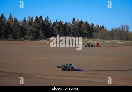 Panker, Deutschland. 11. März 2022. Bauern graben und bereiten sich auf ein Feld in der Nähe von gut Panker der Hessischen Hausstiftung auf Hafer vor. Um die Großgrundstücke in Schleswig-Holstein zu erhalten, braucht es starke Bauernhöfe. (To dpa-Korr 'Urlaub auf dem wirklich großen Bauernhof: Landtourismus im Norden') Quelle: Christian Charisius/dpa/Alamy Live News Stockfoto