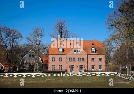 Panker, Deutschland. 11. März 2022. Das Hotel-Restaurant 'Ole-Liese' (l) und ein Hotelgebäude mit weiteren Gästezimmern sind auf dem gut Panker Anwesen der Hessischen Hausstiftung zu sehen. Um die Großgrundstücke in Schleswig-Holstein zu erhalten, bedarf es starker Wirtschaftsunternehmen. Wo Land- und Forstwirtschaft nicht ausreichen, verlassen sich die Herren und Damen des Herrenhauses auf Weihnachtsmärkte und Veranstaltungen. Quelle: Christian Charisius/dpa/Alamy Live News Stockfoto