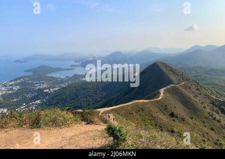 Kurvenreiche Straße auf der Bergkette in der Wan kuk shan Landschaft in Sai Kung, Hongkong Stockfoto