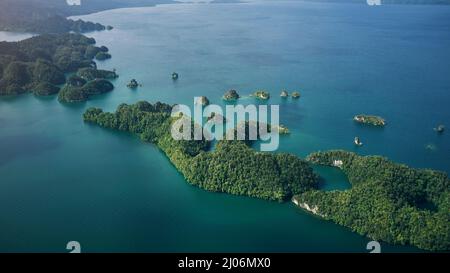 Mutter Natur ist ganz die Künstlerin. High-Angle-Aufnahme der schönen Inseln Indonesiens. Stockfoto