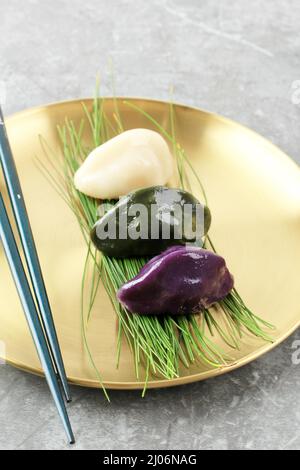 Traditionelles Chuseok Day Food, koreanischer halbmondförmiger Reiskuchen oder Songpyeon. Hergestellt aus koreanischem Reismehl mit Sesamsamen oder gehackten Nüssen, Honig oder Stockfoto