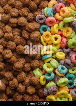 Schnelles Vollkornfrühstück - Schokoladenkugeln und Obstringe. Süßes Essen. Nützliche Kinder, vegetarische, Diät-Lebensmittel. Energie-Frühstück - Vitamine, Auto Stockfoto