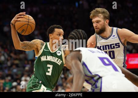 Sacramento, CA, USA. 16. März 2022. Milwaukee Bucks bewachen George Hill (3) fährt von Sacramento Kings Forward Justin Holiday (9) und Sacramento Kings Forward Domantas Sabois (10) während eines Spiels im Golden 1 Center in Sacramento, Mittwoch, den 16. März 2022. (Bild: © Paul Kitagaki Jr./ZUMA Press Wire) Stockfoto