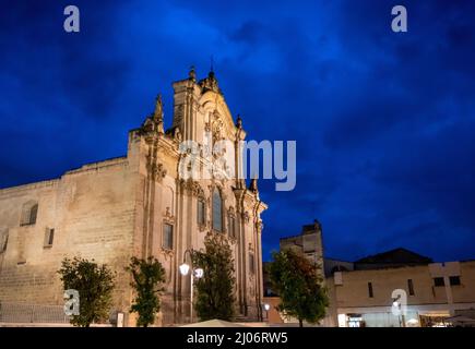 Mdera, Basilikata, Italien. August 2021. Atemberaubender Blick auf die Kirche San Francesco d'Assisi zur blauen Stunde. Niemand. Stockfoto