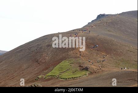 Fagradalsfjall, Island am 27. Juli 2021: Touristen wandern in der Nähe des neuen Vulkans am Fagradalsfjall, Island Stockfoto